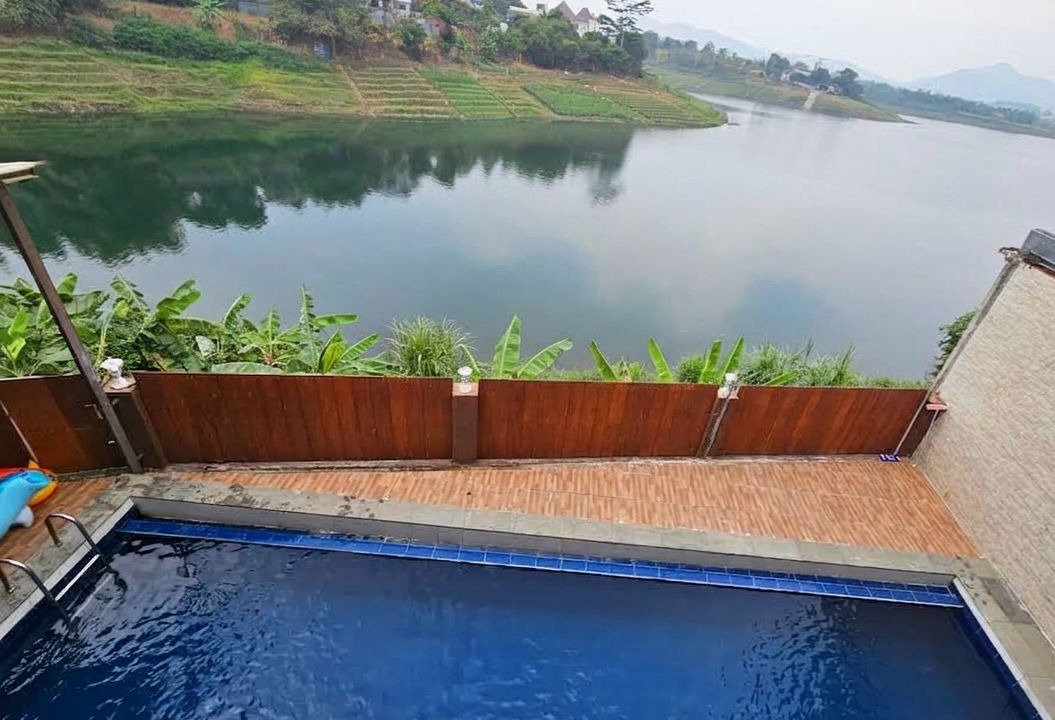 Padalarang House | Spacious 6-bedroom townhome in amazing Bandung with AC,swimming pool, BBq etc