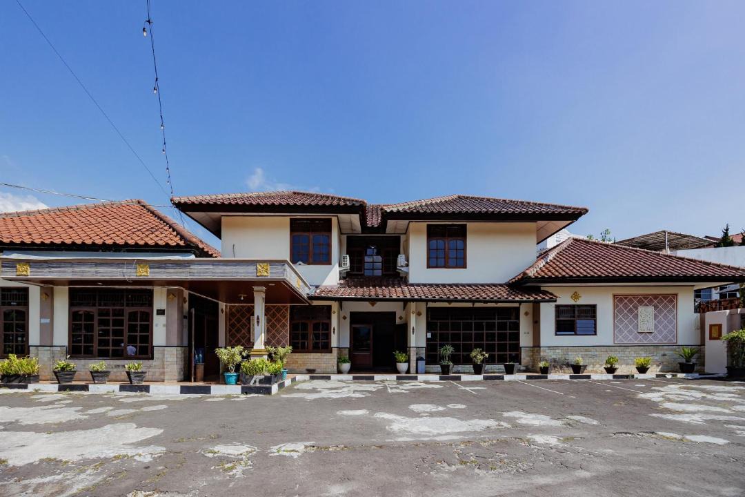 Cisarua Hotel | RedDoorz Plus at Hotel Griya Sakinah Cisarua Puncak