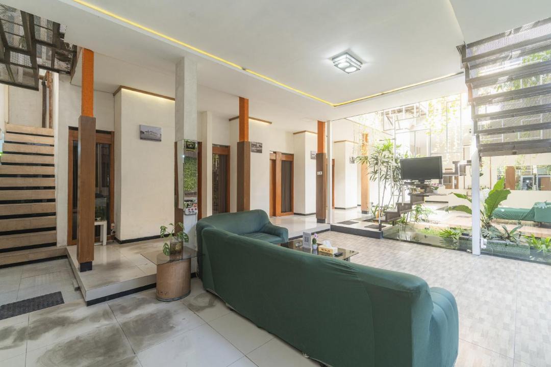 Dinoyo House | Urbanview Java Living Sigura Gura