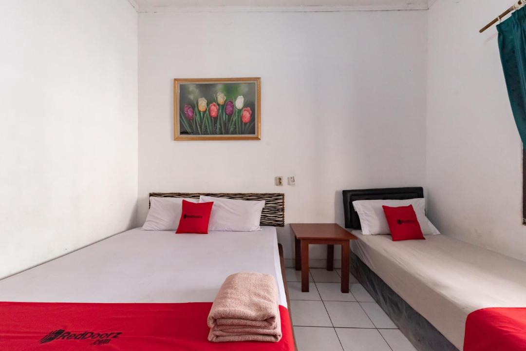 Bandung Hotel | RedDoorz at Hotel pondok Kurnia near Buah Batu Bandung