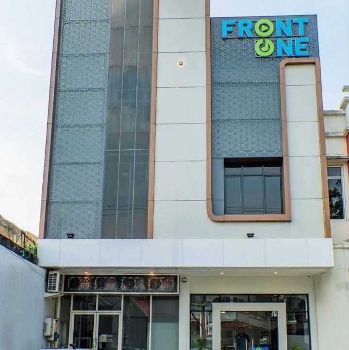 Banjarsari Hotel | Front One Budget Hotel Tirtonadi Solo