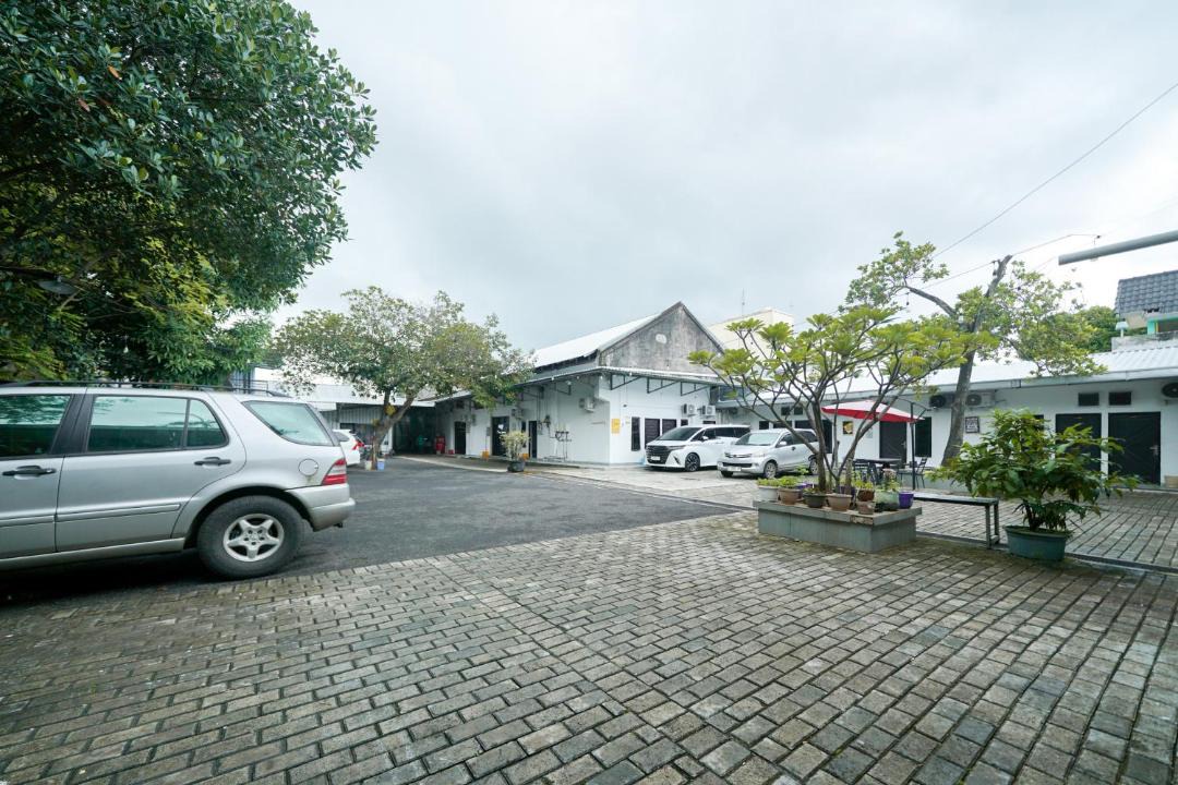 Karawang Timur Hotel | JM Tuparev Mitra RedDoorz