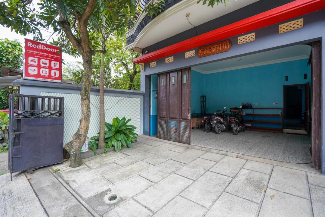 Mlati Hotel | RedDoorz Syariah near Monumen Jogja Kembali