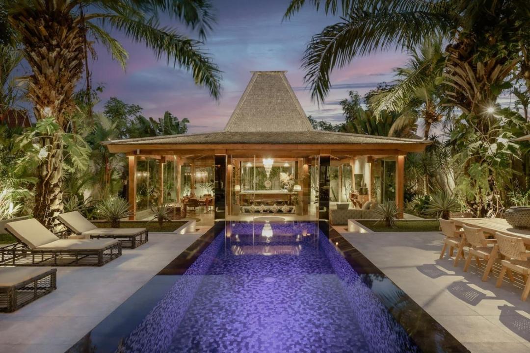 Batu Bolong Villa | Huge Canggu Lux Villa Walk to Beach and Entertainment