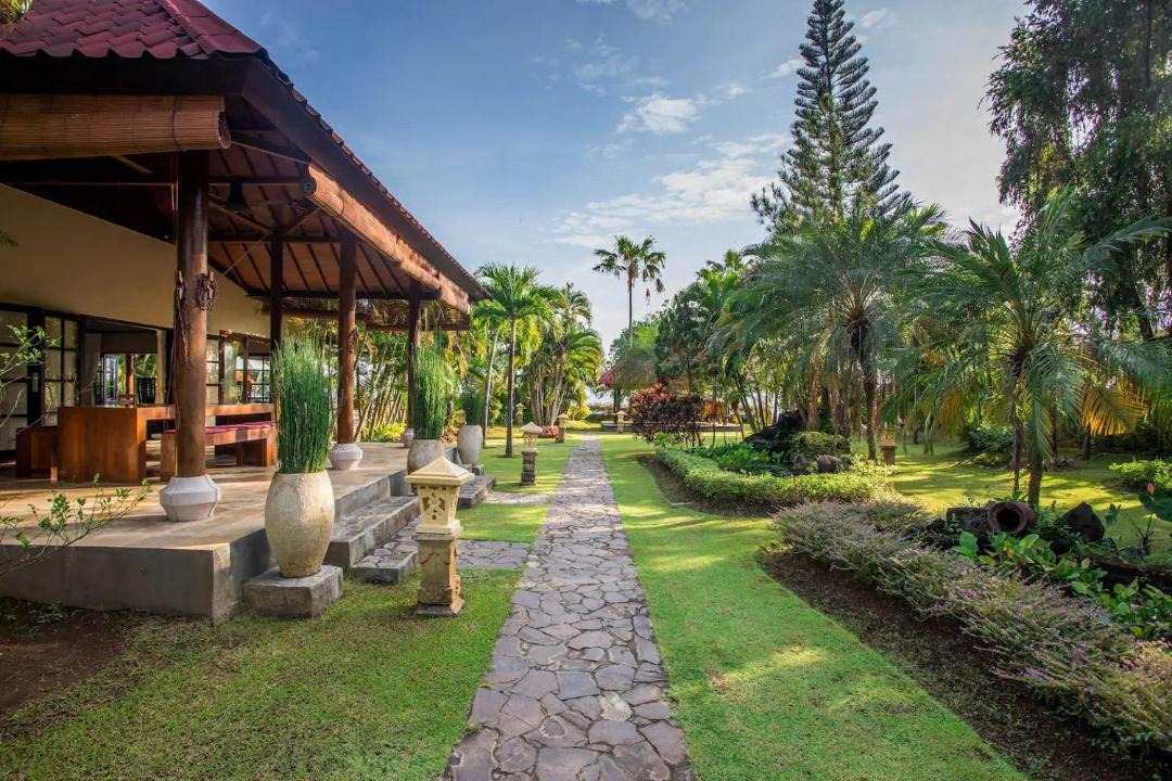 Dencarik Villa | Villa Taman Indah