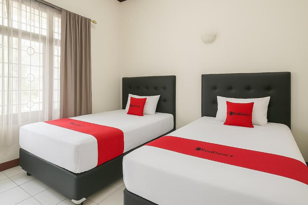 Sangkanurip Hotel | RedDoorz Syariah at Flamboyan Indah Kuningan