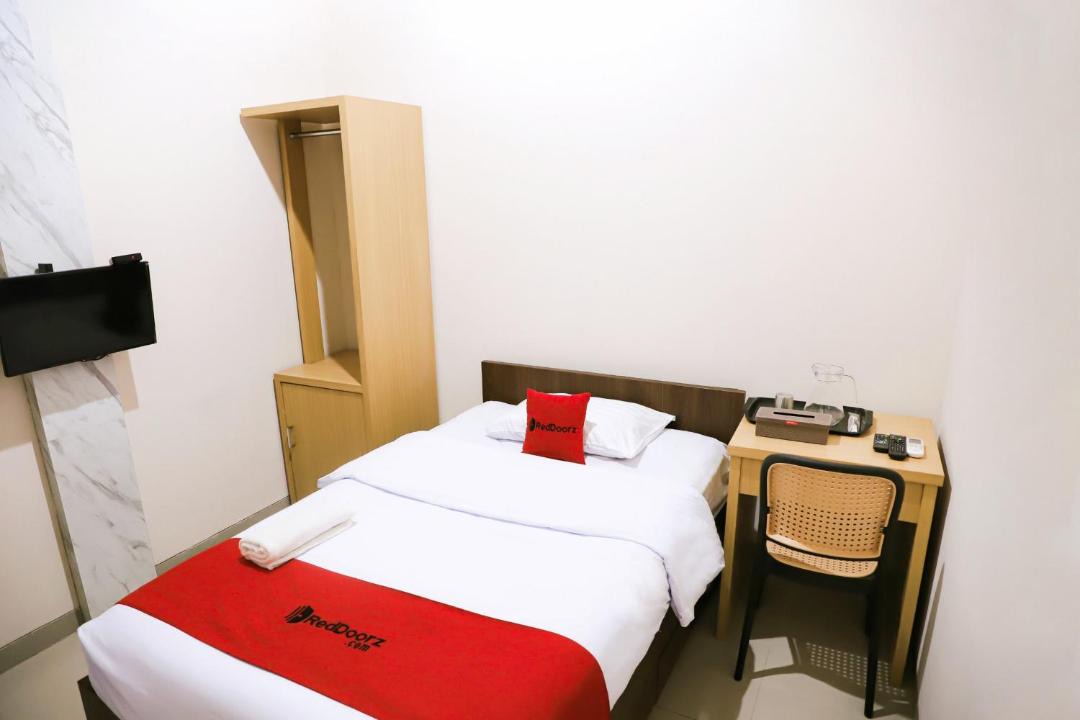 Subang Hotel | RedDoorz Syariah near Exit Toll Subang