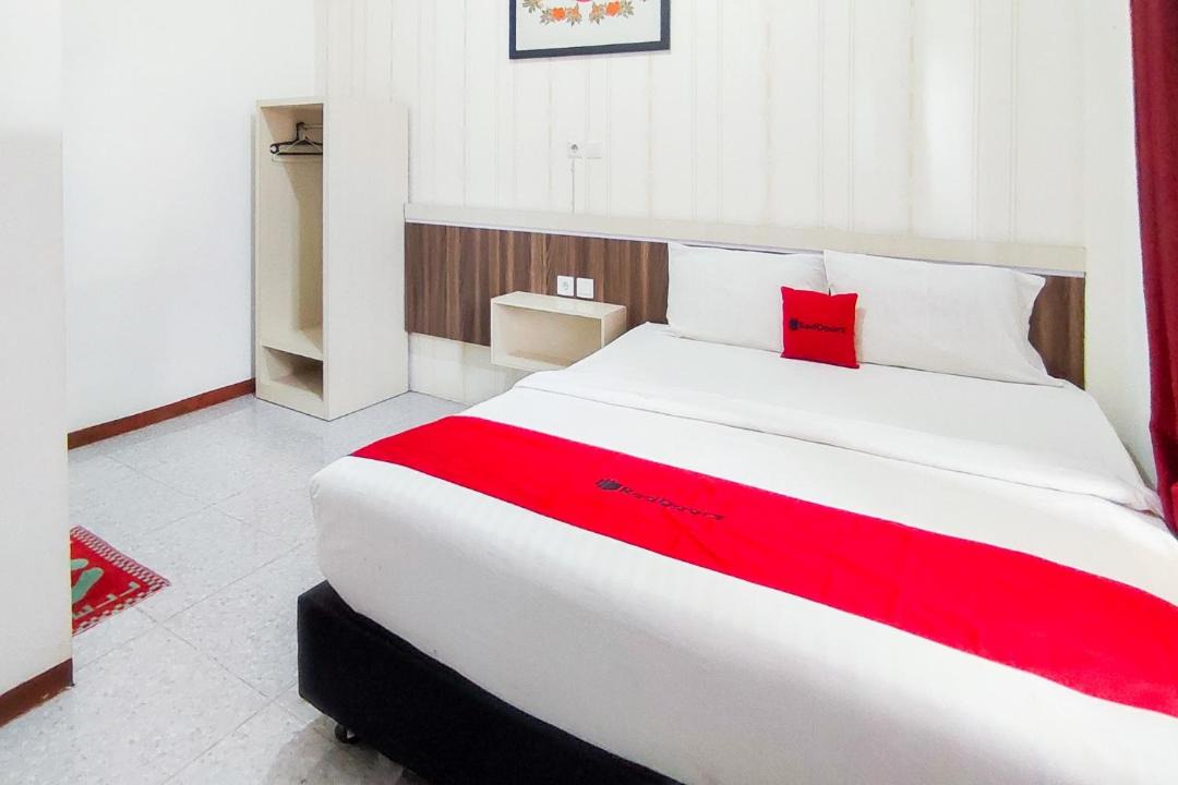 Padang Hotel | RedDoorz Syariah at Penginapan Eby Padang