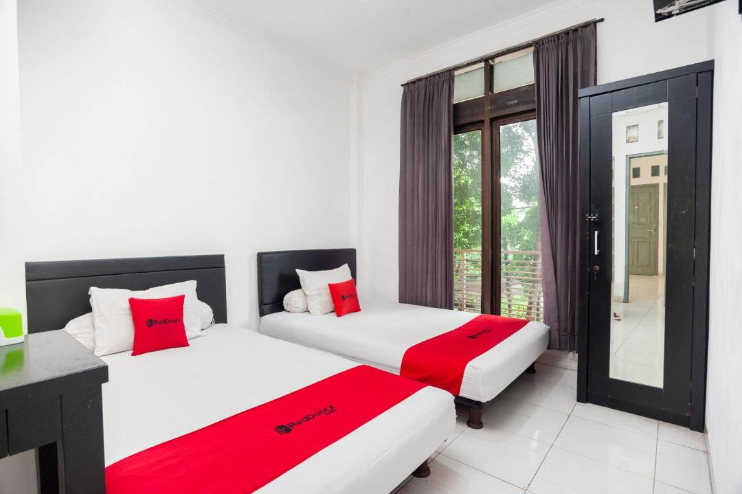 Pekayon Jaya House | RedDoorz Syariah near Grand Galaxy Park