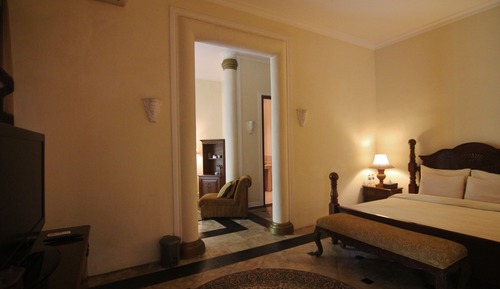 Super Royal Room
