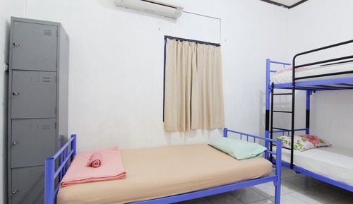Shared Dormitory, Women only