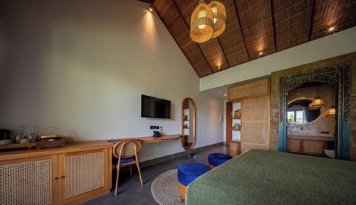 Suite, Pool View