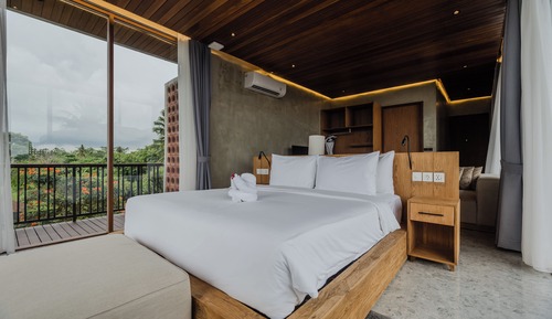 Suite with bathtub and jungle view