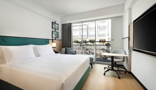 Twin Guest Room Pool View
