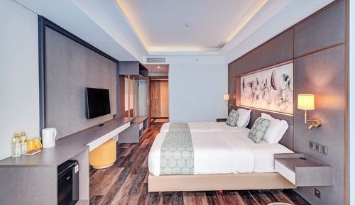 Suite Twin with Pool Access