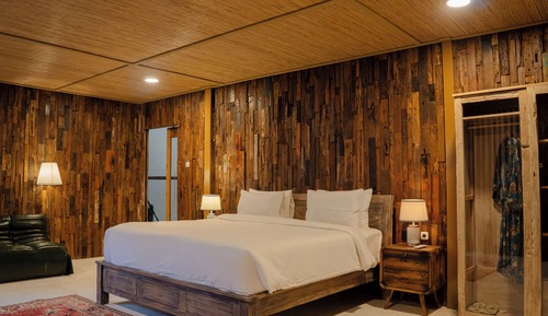 Luxury Suite, 1 King Bed, Non Smoking, Garden View