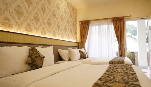 Poolside Balcony Twin Bed