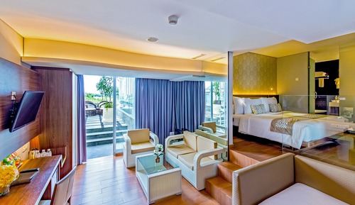 Infinity Suite Room 