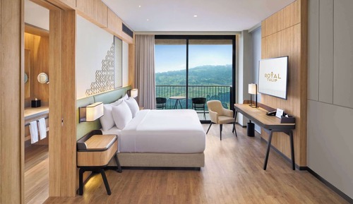 Premier Suite, 1 King Bed, Balcony, Garden View