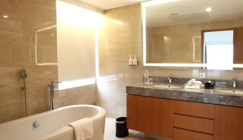 One-Bedroom Suite with Dining Area and City View