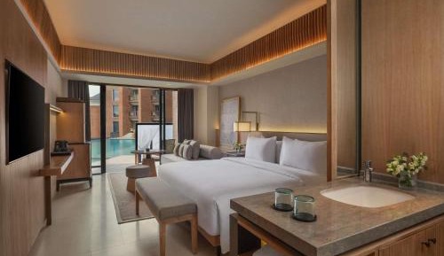 Superior King Room with Balcony and Pool View