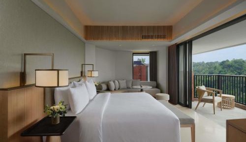 Grand Deluxe King Room with Balcony and Forest View