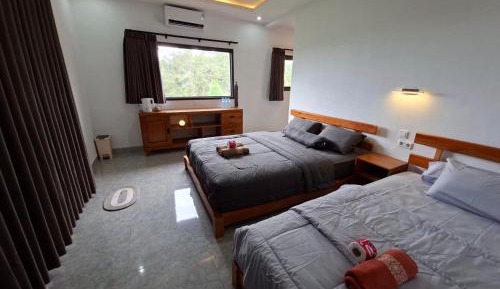 Deluxe Room (2 Adults + 1 Child)