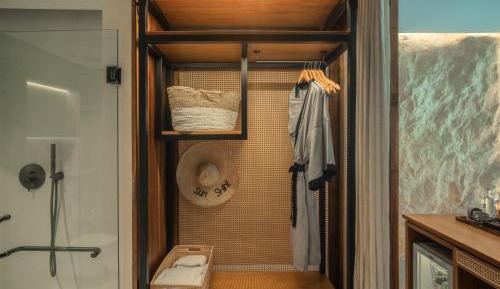 Suite Room with Lagoon Access