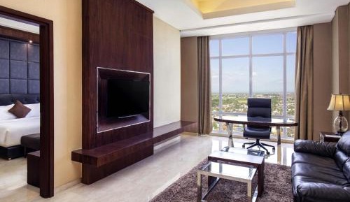 Executive Suite Room with One King Bed