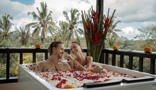 Panoramic Corner Jacuzzi Royal Suite with Free Daily Sunset Yoga and Afternoon Tea
