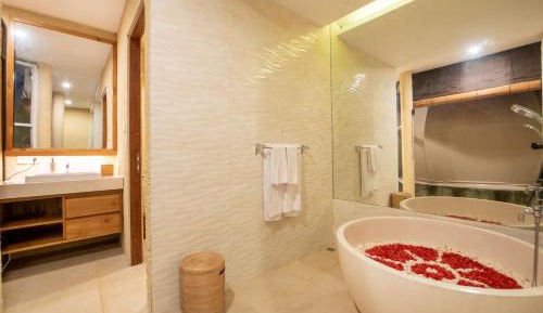 Luxury Tent w/ Bath Tub