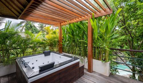 Deluxe King Suite with Hot Tub and Daily Scheduled Activities