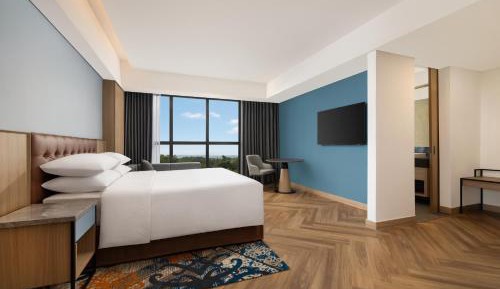 Premier Corner King Room with City View