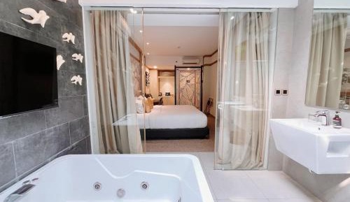 Suite Jacuzzi Room