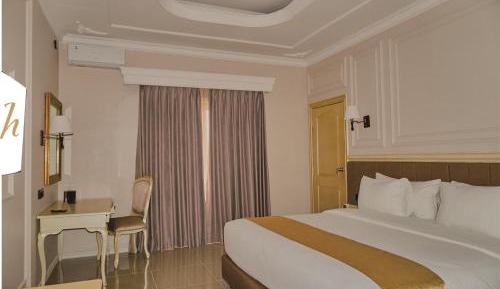 Deluxe Palace Queen Room with Mountain View