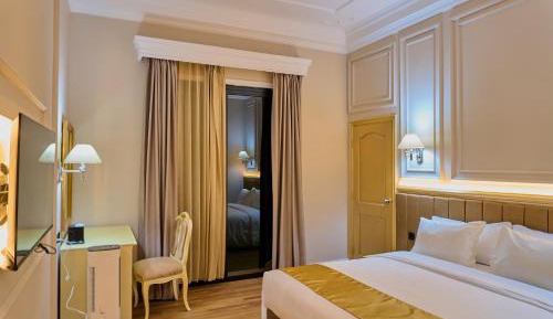 Executive Queen Balcony with Air Cooler