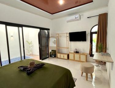 Queen Room with Pool View