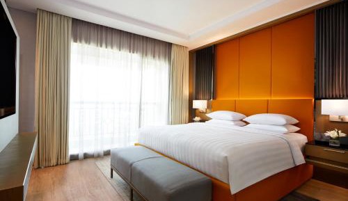 One-Bedroom Courtyard King Suite with City View and Balcony