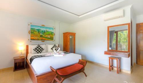 Deluxe Double Room with Side Sea View
