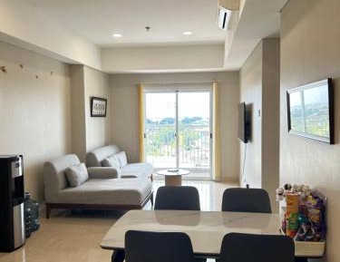 Four-Bedroom Apartment with Balcony 