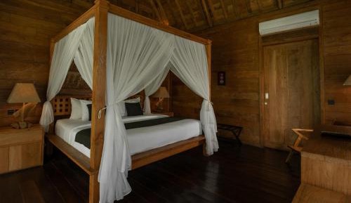 Wooden House with Private Pool and Bathtub