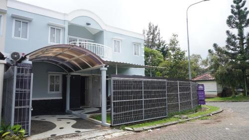 Villa with Garden View