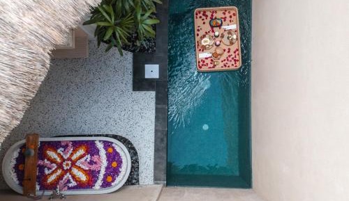 Cottage with Bathtub & Plunge Pool