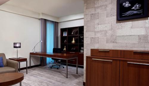 One-Bedroom Corporate King Suite with City View