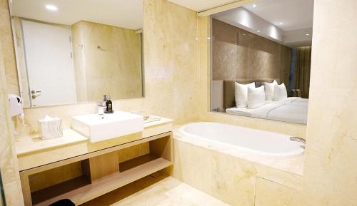 Deluxe Balcony Double or Twin Room with Free One-time 2 Bottles of Beer or Afternoon Tea