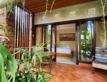 Queen Room with Pool View