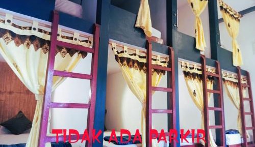 Single Bed in Mixed Dormitory Room