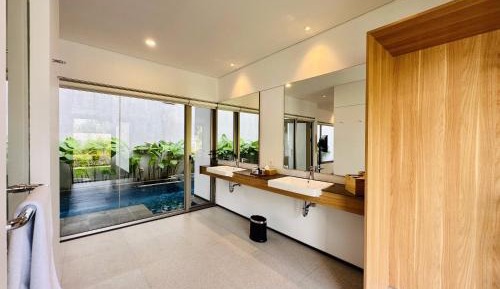 King Suite with Pool View