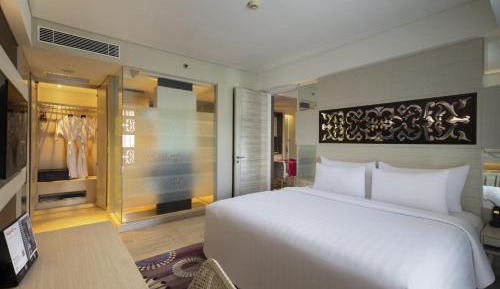 Suite Room with Pool View