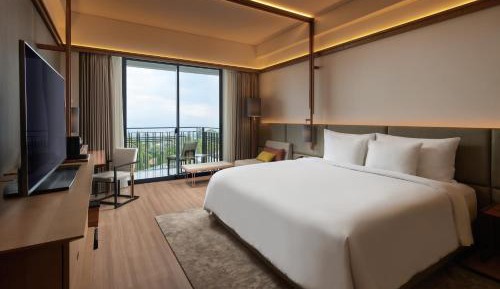 Deluxe King City View with Balcony